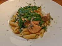 Penne mit Lachs und Spinat im Wermutbad